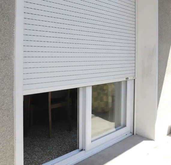 Volet roulant ALU SYSTEM Tunisie - Aluminium blanc pour baie vitrée Volet roulant aluminium blanc ALU SYSTEM installé sur baie vitrée coulissante - fabrication Tunisie