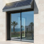 Volet roulant solaire en aluminium sur une façade en Tunisie, illustrant la rentabilité et les économies d'énergie grâce à son panneau photovoltaïque.