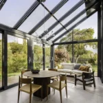 Modèle de véranda en aluminium sur mesure pour une villa en Tunisie, illustrant une extension de maison moderne avec toiture vitrée et isolation thermique