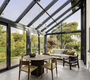 Modèle de véranda en aluminium sur mesure pour une villa en Tunisie, illustrant une extension de maison moderne avec toiture vitrée et isolation thermique