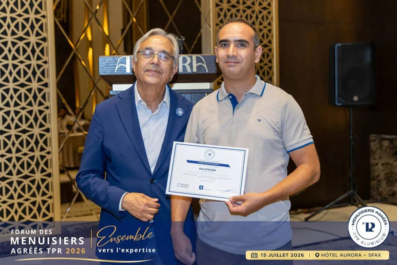 Remise du Certificat d'Agrément TPR 2026 à ALU SYSTEM Remise du certificat d'agrément menuisier TPR 2026 à ALU SYSTEM par Yahia Bayahi, Forum des Menuisiers Agréés TPR, Sfax