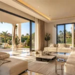 Comparaison visuelle entre une baie vitrée coulissante et une baie vitrée battante en aluminium pour un salon ou une véranda en Tunisie.