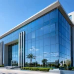 Installation professionnelle d'un mur rideau en aluminium sur un bâtiment moderne en Tunisie